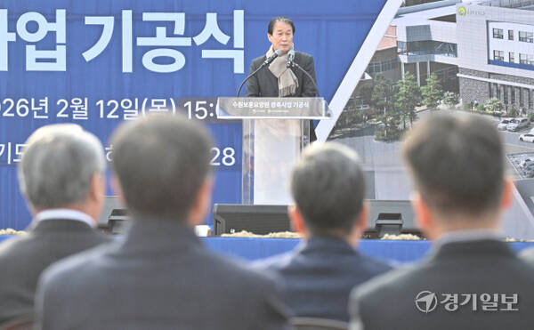 12일 수원특례시 장안구 수원보훈요양원 일대 증축 건립부지에서 열린 '수원보훈요양원 증축사업 기공식'에서 권오을 국가보훈부 장관이 격려사를 하고 있다. 홍기웅기자