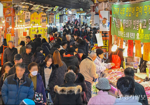 12일 오전 설 대목을 맞은 수원특례시 못골 전통시장이 차례상 차리기 및 가족과 나눌 음식 재료를 사러 온 시민들로 모처럼 활기를 띠고 있다. 김시범기자