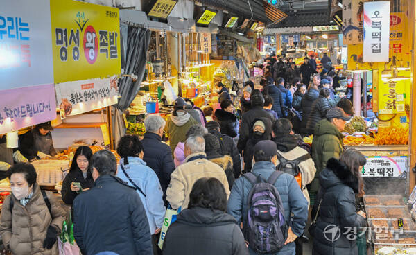 12일 오전 설 대목을 맞은 수원특례시 못골 전통시장이 차례상 차리기 및 가족과 나눌 음식 재료를 사러 온 시민들로 모처럼 활기를 띠고 있다. 김시범기자