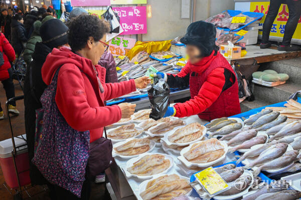 12일 오전 설 대목을 맞은 수원특례시 못골 전통시장이 차례상 차리기 및 가족과 나눌 음식 재료를 사러 온 시민들로 모처럼 활기를 띠고 있다. 김시범기자