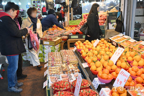 12일 오전 설 대목을 맞은 수원특례시 못골 전통시장이 차례상 차리기 및 가족과 나눌 음식 재료를 사러 온 시민들로 모처럼 활기를 띠고 있다. 김시범기자