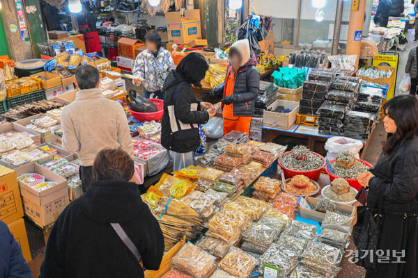 12일 오전 설 대목을 맞은 수원특례시 못골 전통시장이 차례상 차리기 및 가족과 나눌 음식 재료를 사러 온 시민들로 모처럼 활기를 띠고 있다. 김시범기자
