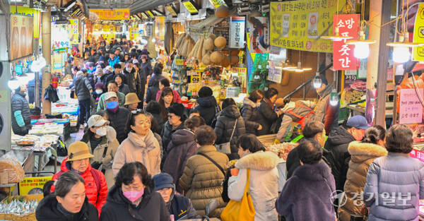 12일 오전 설 대목을 맞은 수원특례시 못골 전통시장이 차례상 차리기 및 가족과 나눌 음식 재료를 사러 온 시민들로 모처럼 활기를 띠고 있다. 김시범기자
