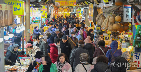 12일 오전 설 대목을 맞은 수원특례시 못골 전통시장이 차례상 차리기 및 가족과 나눌 음식 재료를 사러 온 시민들로 모처럼 활기를 띠고 있다. 김시범기자