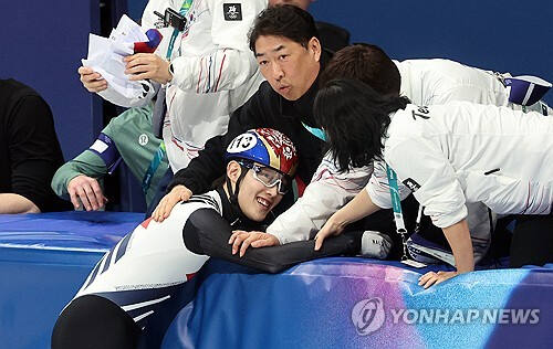 코치진의 축하를 받는 임종언. 연합뉴스