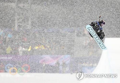 폭설에 금빛 연기 펼치는 최가온, 연합뉴스