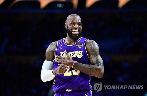 NBA 최고령 트리플더블 기록을 새로 쓴 레이커스의 르브론 제임스. 연합뉴스