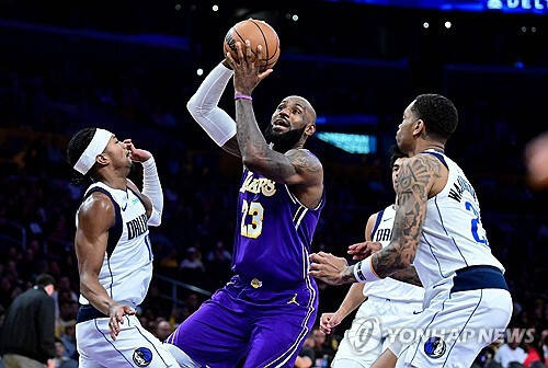 골밑슛 시도하는 르브론 제임스(가운데). 연합뉴스