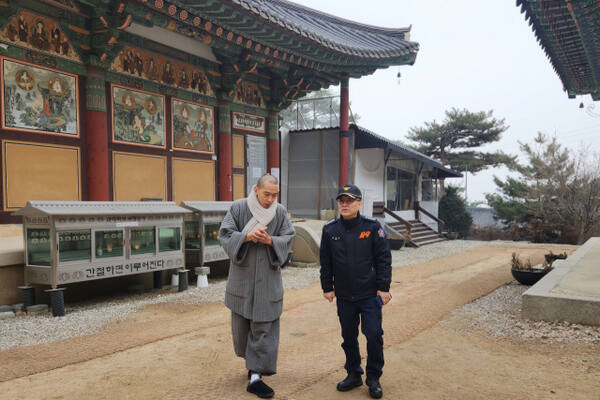 문태웅 양주소방서장(오른쪽)이 13일 회암사 주지스님과 경내를 둘러보며 현장지도를 하고 있다. 양주소방서 제공