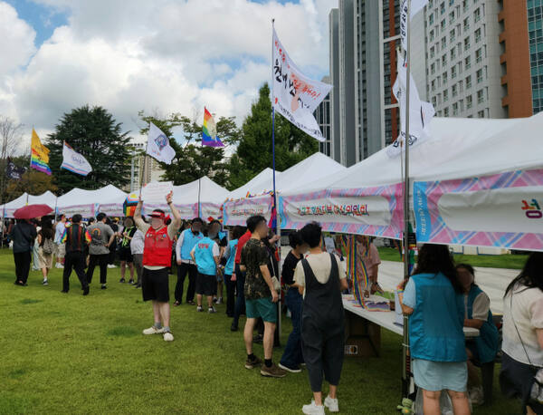 2025년 9월6일 인천 시청광장에서 열린 ‘제8회 인천퀴어문화축제’ 모습. 경기일보 DB