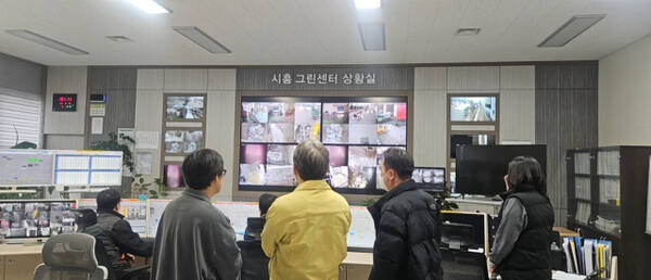 비상저감조치 발령에 따라 시흥시 관계자들이 시흥그린센터 상황실에 모여 상황을 점검하고 대응에 나서고 있다. 시흥시 제공