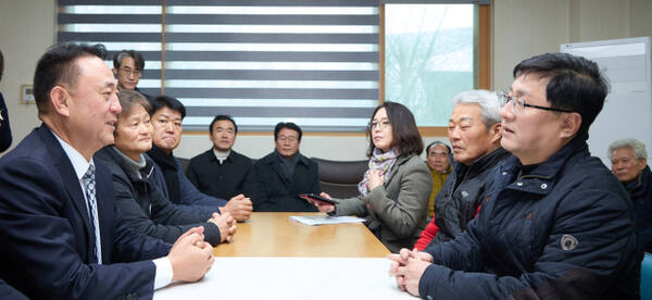 김성환 기후에너지부 장관과 최재관 한국에너지공단 이사장 등 정부 관계자와 이충우 여주시장. 박두형 시의장, 박시선 부의장 등이 여주시 흥천면 율극1리에서 ‘한강수계 햇빛소득마을’ 추진상황 등을 논의하고 있다. 여주시 제공