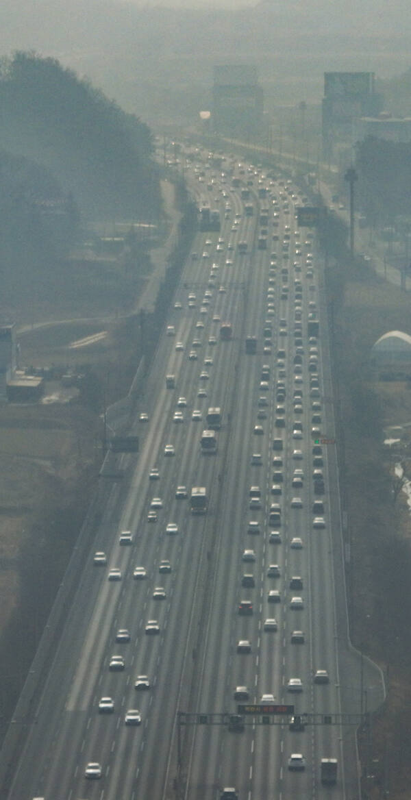 설 연휴 첫날인 14일 오전 귀성 차량이 몰리면서 경부고속도로 오산IC~안성분기점 구간에서 차량들이 가다 서다를 반복하고 있다. 한국도로공사는 이날 전국 고속도로 교통량을 약 488만 대로 전망했다. 귀성 방향 정체는 낮 11시~12시 무렵 절정에 달한 뒤 저녁까지 이어질 것으로 예상된다. 서울요금소 출발 기준 부산까지는 5시간 50분가량 걸리는 것으로 안내됐다. 조주현기자