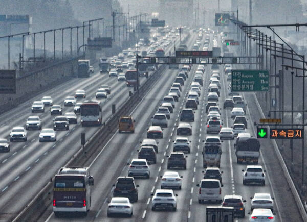 설 연휴 첫날인 14일 오전 귀성 차량이 몰리면서 경부고속도로 오산IC~안성분기점 구간에서 차량들이 가다 서다를 반복하고 있다. 한국도로공사는 이날 전국 고속도로 교통량을 약 488만 대로 전망했다. 귀성 방향 정체는 낮 11시~12시 무렵 절정에 달한 뒤 저녁까지 이어질 것으로 예상된다. 서울요금소 출발 기준 부산까지는 5시간 50분가량 걸리는 것으로 안내됐다. 조주현기자