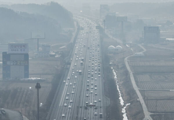 설 연휴 첫날인 14일 오전 귀성 차량이 몰리면서 경부고속도로 오산IC~안성분기점 구간에서 차량들이 가다 서다를 반복하고 있다. 한국도로공사는 이날 전국 고속도로 교통량을 약 488만 대로 전망했다. 귀성 방향 정체는 낮 11시~12시 무렵 절정에 달한 뒤 저녁까지 이어질 것으로 예상된다. 서울요금소 출발 기준 부산까지는 5시간 50분가량 걸리는 것으로 안내됐다. 조주현기자