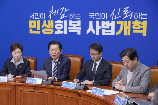 더불어민주당 정청래 대표가 13일 국회에서 열린 최고위원회의에서 법제사법위원회에서 통과한 사법개혁안 법안에 대한 2월 내 입법 완료 의지를 말하고 있다. 연합뉴스