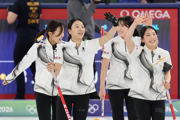 18일(현지시간) 이탈리아 코르티나담페초 컬링 올림픽 스타디움에서 열린 2026 밀라노·코르티나담페초 동계올림픽 컬링 여자 라운드로빈 한국과 스웨덴의 경기에서 8-3으로 승리를 거둔 한국 대표팀 선수들이 관중에 손을 흔들고 있다. 연합뉴스