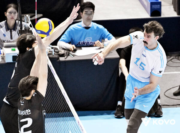 인천 대한항공의 러셀(오른쪽)이 22일 인천 계양체육관에서 열린 남자부 V-리그 6라운드 천안 현대캐피탈전서 스파이크를 시도하고 있다. KOVO 제공