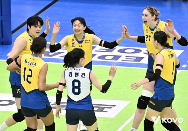 수원 현대건설 선수단이 지난 13일 김천 한국도로공사전서 승리한 뒤 기쁨을 나누고 있다. KOVO 제공