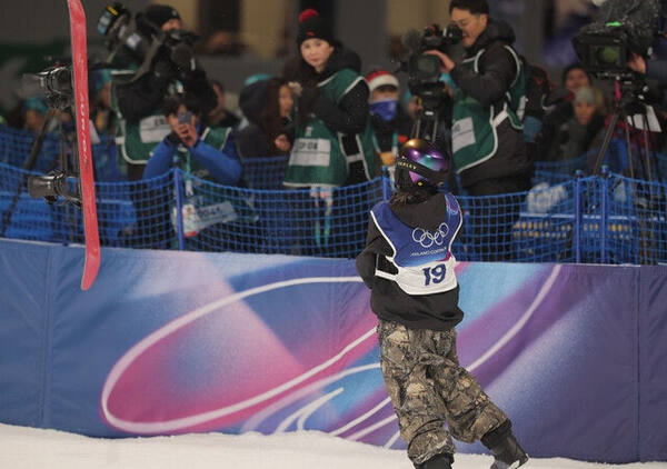 유승은이 10일(한국시각) 이탈리아 리비뇨 스노파크에서 열린 2026 밀라노·코르티나담페초 겨울올림픽 스노보드 여자 빅에어 결선 2차 시기를 완벽하게 마친 뒤 보드를 집어 던지고 있다. 연합뉴스