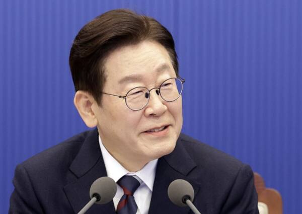 이재명 대통령 지지율 상승과 통화정책 동결, 정치적 긴장 속 시장 안정화