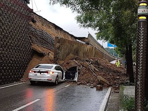 오산 가장교차로 인근 고가도로 옹벽붕괴사고 현장. 경기도소방재난본부 제공