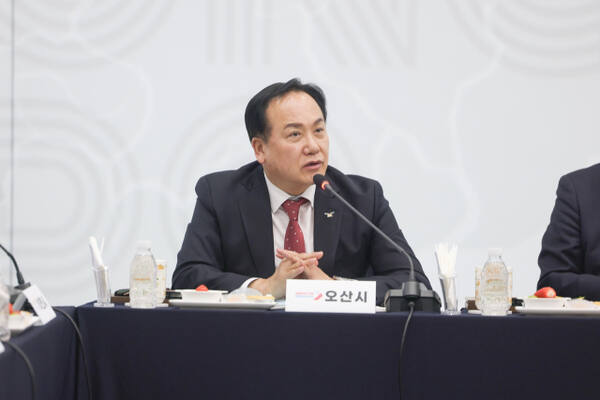 지난 25일 김포미디어아트센터에서 열린 ‘경기도 시장군수협의회 제10차 정기회의’에서 이권재 우산시장이 건의사항에 대해 설명하고 있다. 오산시 제공