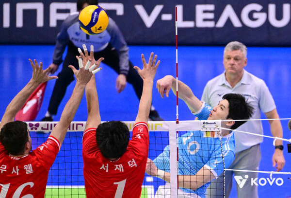 인천 대한항공의 정지석이 2일 수원실내체육관에서 열린 수원 한국전력과 진에어 2025~26 V리그 남자부 6라운드 원정 경기서 스파이크를 시도하고 있다. KOVO 제공