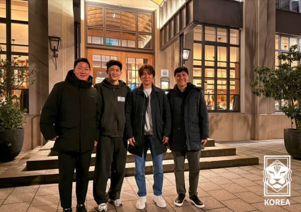 김민재(왼쪽에서 두 번째)와 만난 대표팀 코치진 대한축구협회 제공