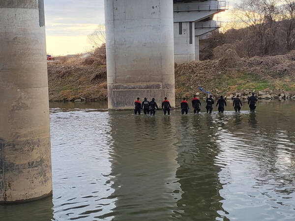 3일 송탄소방서가 서탄대교 추락 실종자 수색을 진행하고 있다. 송탄소방서 제공