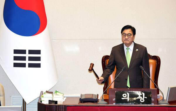 우원식 국회의장이 1일 국회에서 열린 본회의에서 의사봉을 두드리고 있다. 연합뉴스