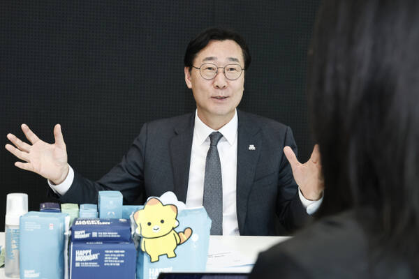 정명근 화성특례시장이 ㈜해피문데이를 방문해 ㈜해피문데이 관계자에게 생리대 제작에 대한 의견을 말하고 있다. 화성특례시 제공