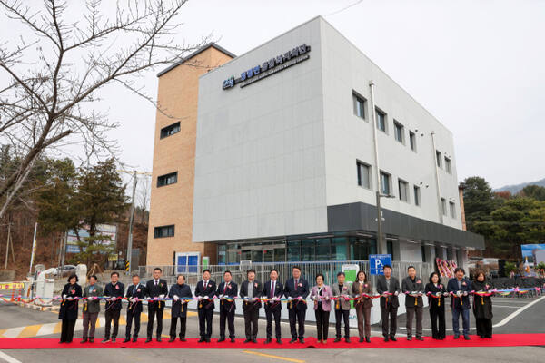 최근 가평군 청평면에서 열린 ‘청평면 종합복지회관 준공식’에서 서태원 군수와 참석자들이 테이프를 개관 자르고 있다. 가평군 제공