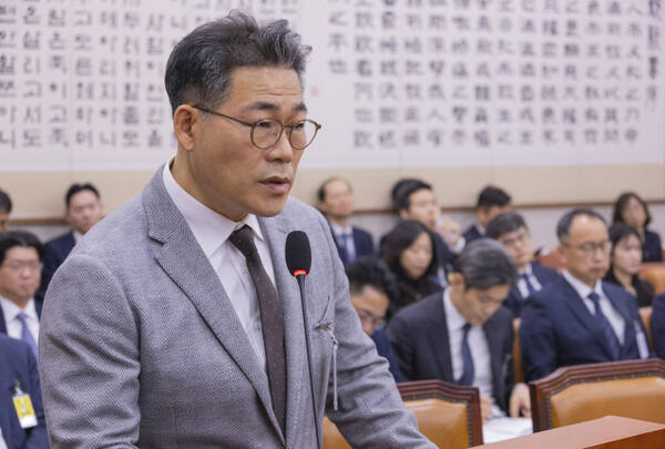 세관 마약수사 외압 의혹 관련 합동수사팀에 파견된 백해룡 경정이 지난 2025년 11월 서울 여의도 국회 법제사법위원회에서 열린 2025년 국정감사에서 의원 질의에 답하고 있다. 연합뉴스