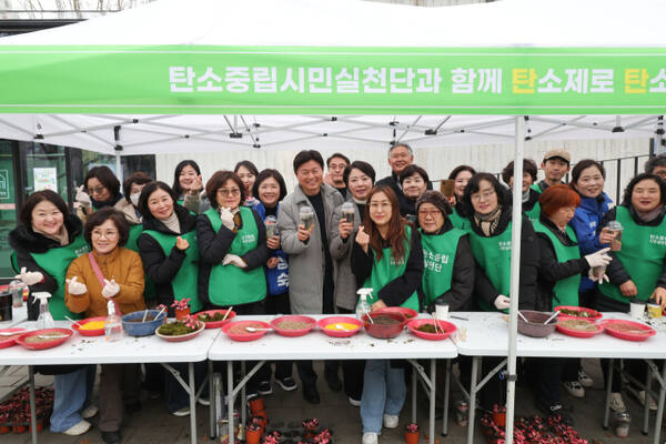 최근 부천시 부천 중앙공원에서 열린 ‘담온1177 개장식’에서 조용익 시장이 참석자들과 기념촬영을 하고 있다. 부천시 제공