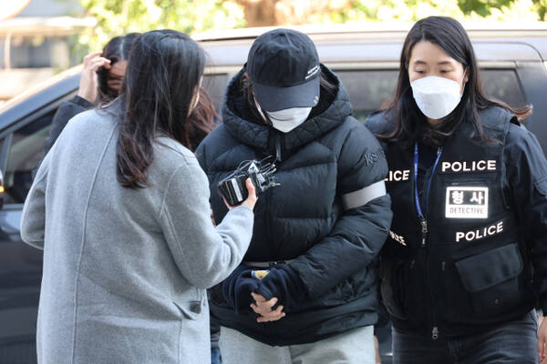 7일 인천지방법원. 20개월 딸을 방임해 숨지게 한 혐의를 받는 엄마 A씨가 구속심사에 출석하는 모습. 연합뉴스