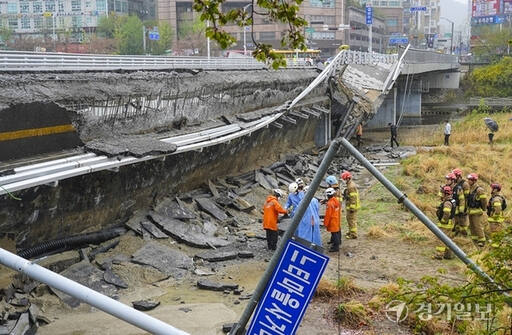 2명 사상 분당 정자교 참변...허위보고서 작성 업자들에 징역형·벌금형 - 뉴스 썸네일 이미지