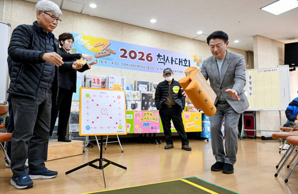 김동근 의정부시장이 7일 ㈔한국농아인협회 경기도협회 의정부시지회 척사대회에서 윷놀이를 하고 있다. 의정부시 제공