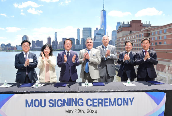 유정복 인천시장과 윤원석 인천경제청장 등이 지난 2024년 5월 미국 뉴저지 저지시티에서 열린 ‘영종 항공복합문화시설 투자유치 업무협약식’에서 협약서에 서명을 마치고 기념촬영을 하고 있다. 인천시 제공