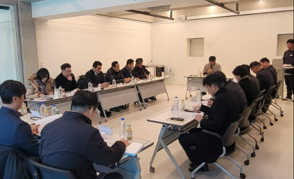 11일 파주시청 대회의실에서 열린 ‘단수사고 보상협의체 제3차 회의’에서 참석자들이 광역상수도 단수 피해 관련해 보상문제를 논의하고 있다. 파주시 제공