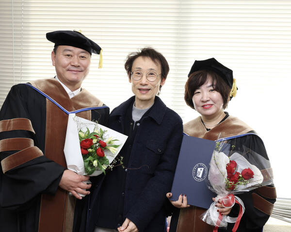 전주대학교 대학원에서 부동산학 박사 학위를 취득한 김왕수 삼성이앤씨 대표(왼쪽)와 부인 김미라씨(오른쪽)가 김종진 부동산학과 교수(가운데)와 기념사진을 촬영하고 있다. 본인 제공
