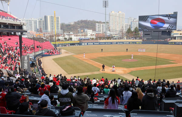 12일 광주기아챔피언스필드에서 열린 프로야구 SSG 랜더스와 KIA 타이거즈의 시범경기 개막전서 야구팬들과 선수들이 국민의례하고 있다.연합뉴스