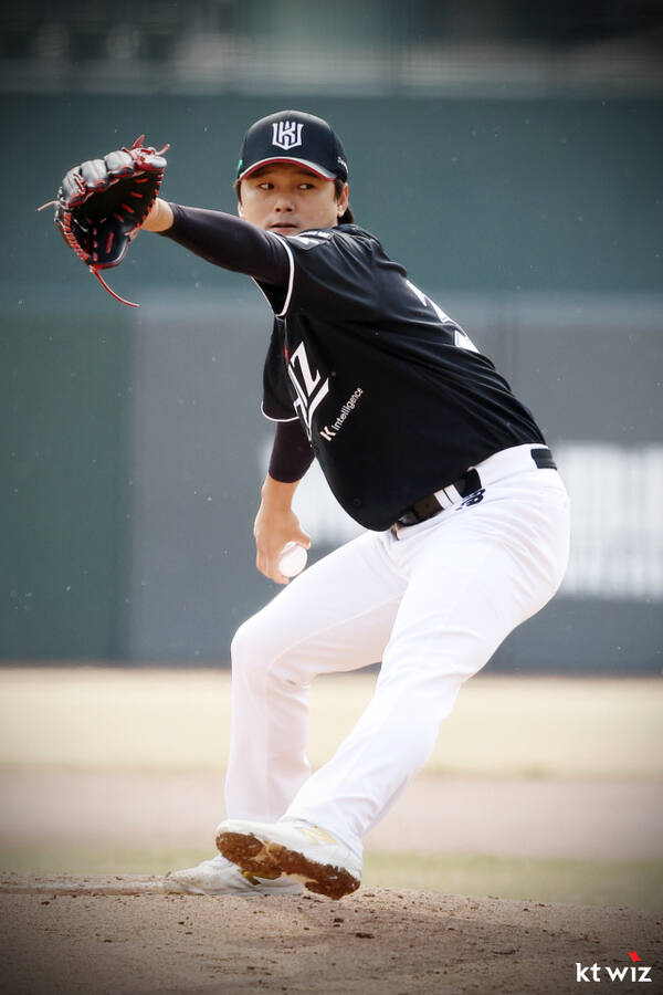 KT 위즈의 주권이 12일 부산사직야구장에서 열린 롯데 자이언츠와 시범경기 개막전서 선발투수로 등판해 투구하고 있다. KT 제공