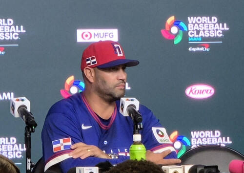 도미니카공화국 앨버트 푸홀스 감독이 미국 플로리다주 마이애미 론디포 파크에서 열린 WBC 조별리그 D조 마지막 경기에서 베네수엘라를 꺾은 뒤 한국과 관련한 질문을 듣고 있다. 연합뉴스