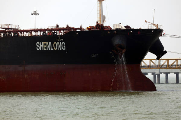 12일(현지시간) 호르무즈 해협을 거쳐 인도에 도착한 유조선. EPA=연합뉴스