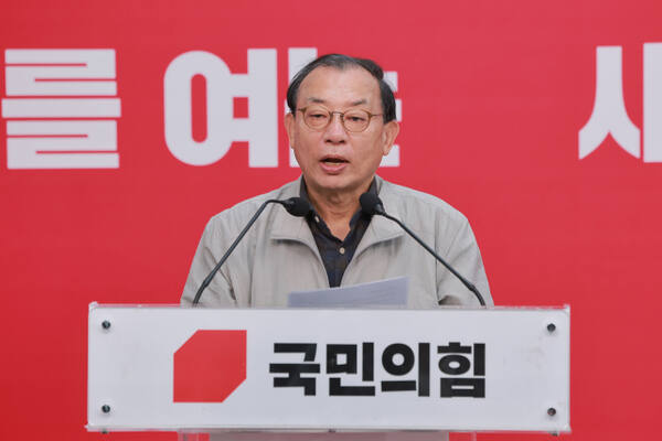 국민의힘 이정현 공천관리위원장이 11일 서울 영등포구 여의도 중앙당사에서 공천 심사 결과와 일정 등을 발표하고 있다. 연합뉴스