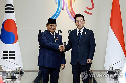 2025년 경주에서 열린 아시아태평양경제협력체(APEC) 정상회의에 인도네시아 프라보워 수비안토 대통령과 정상회담을 하는 이재명 대통령 모습. 연합뉴스