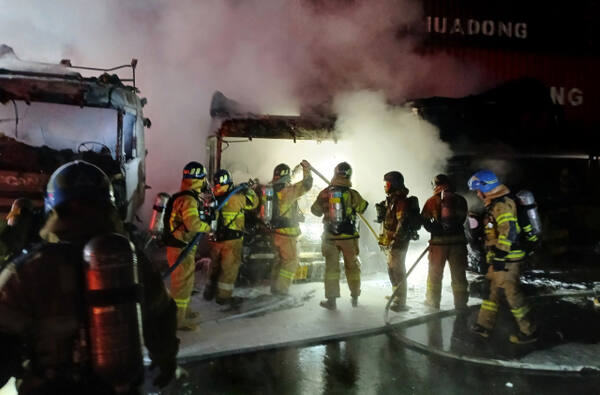 인천 송도국제도시의 한 물류센터에서 불이 나 소방 당국이 진화에 나섰다. 인천소방본부 제공