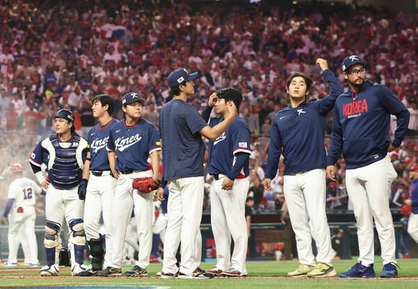 13일(현지시간) 미국 플로리다주 마이애미 론디포파크에서 열린 월드베이스볼클래식(WBC) 대한민국 대 도미니카공화국 준준결승에서 콜드게임 패배를 당한 한국 선수들이 아쉬워하고 있다. 연합뉴스