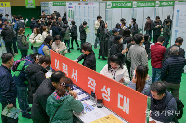 19일 오후 안산올림픽기념관 체육관에서 열린 '2026 안산 919 취업광장'을 찾은 구직자들이 구직 활동을 벌이고 있다. 이날 행사에서는 관내 30여 기업이 참여했다. 윤원규기자